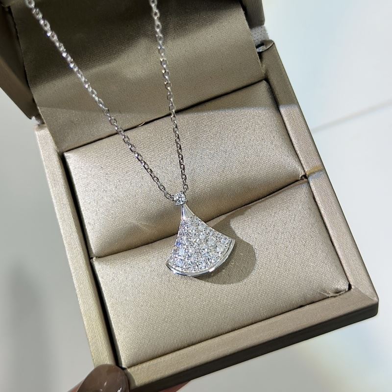 Bo*te*ga venenta necklaces